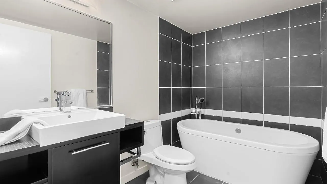 El Tesoro In The Heart Of Van W/ Air Con, Pool, And Free Parking Vancouver Apartment