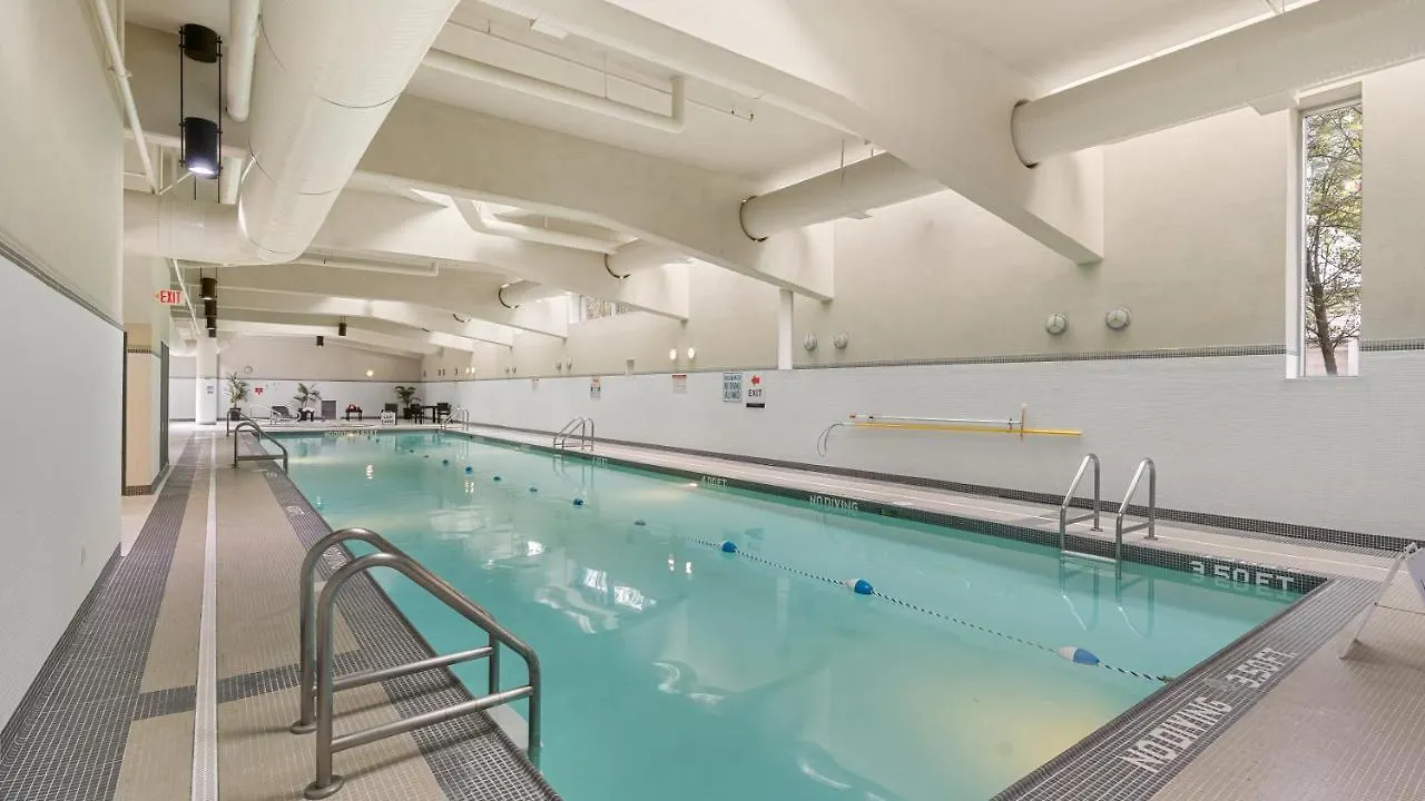 El Tesoro In The Heart Of Van W/ Air Con, Pool, And Free Parking Vancouver Apartment