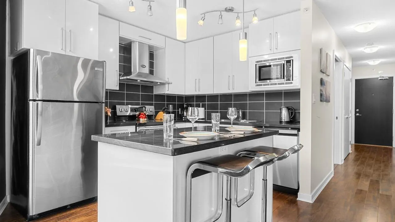 El Tesoro In The Heart Of Van W/ Air Con, Pool, And Free Parking Vancouver Canada