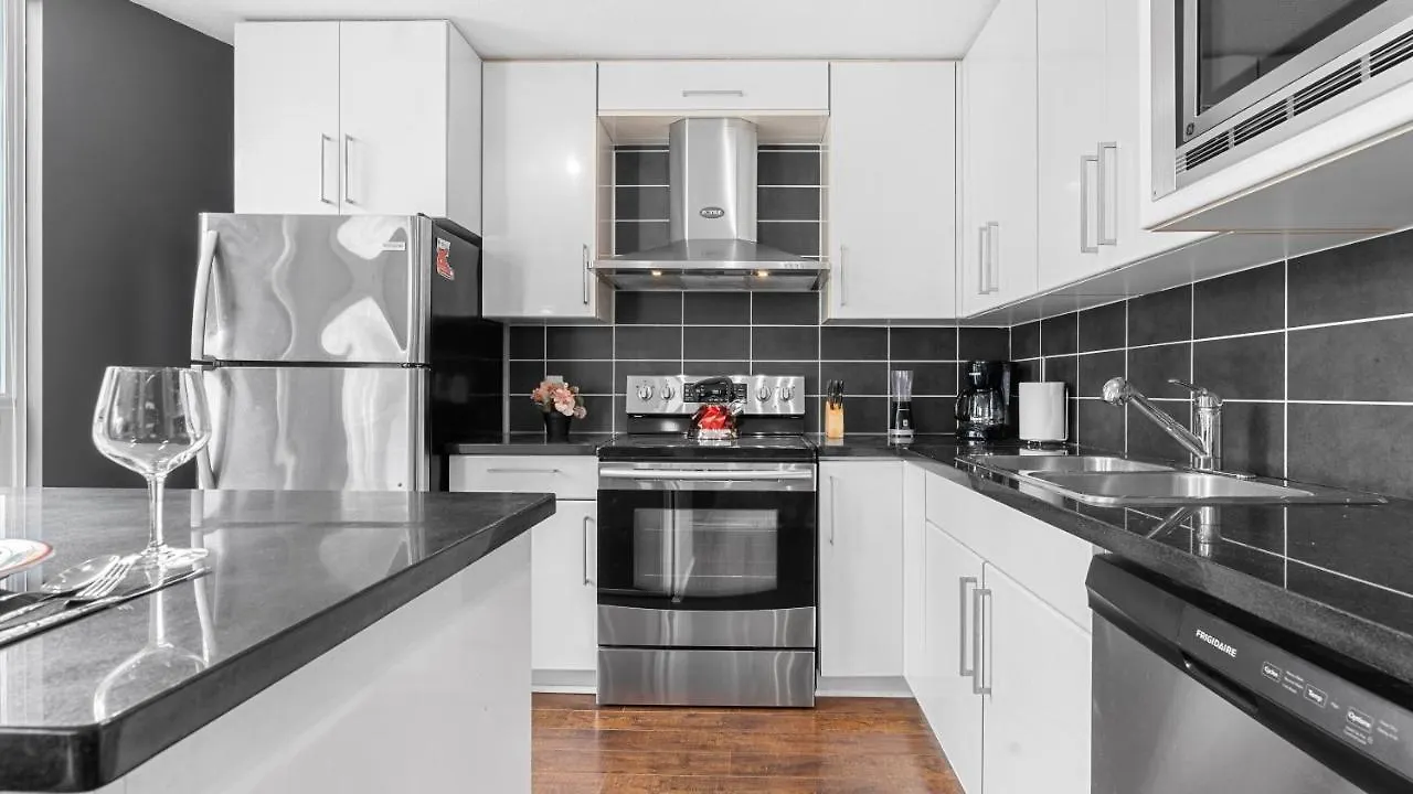 El Tesoro In The Heart Of Van W/ Air Con, Pool, And Free Parking Vancouver
