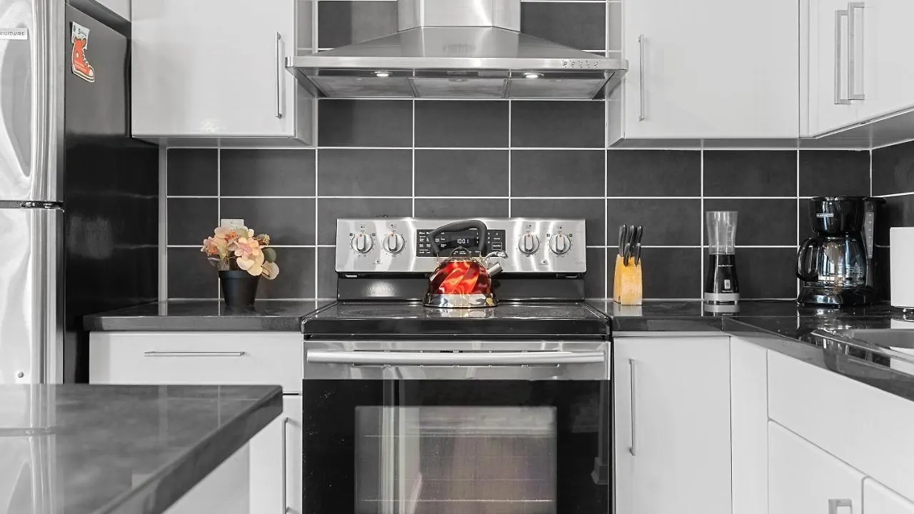 Apartment El Tesoro In The Heart Of Van W/ Air Con, Pool, And Free Parking Vancouver Canada