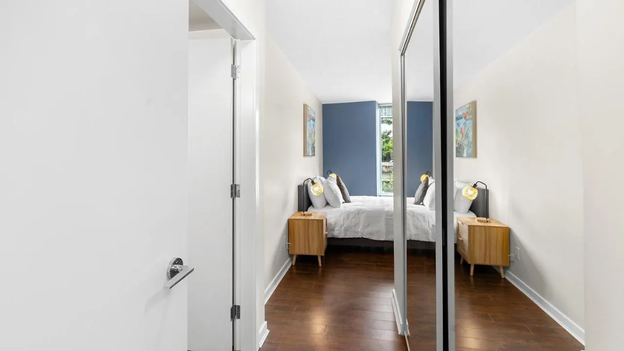 El Tesoro In The Heart Of Van W/ Air Con, Pool, And Free Parking Vancouver Apartment