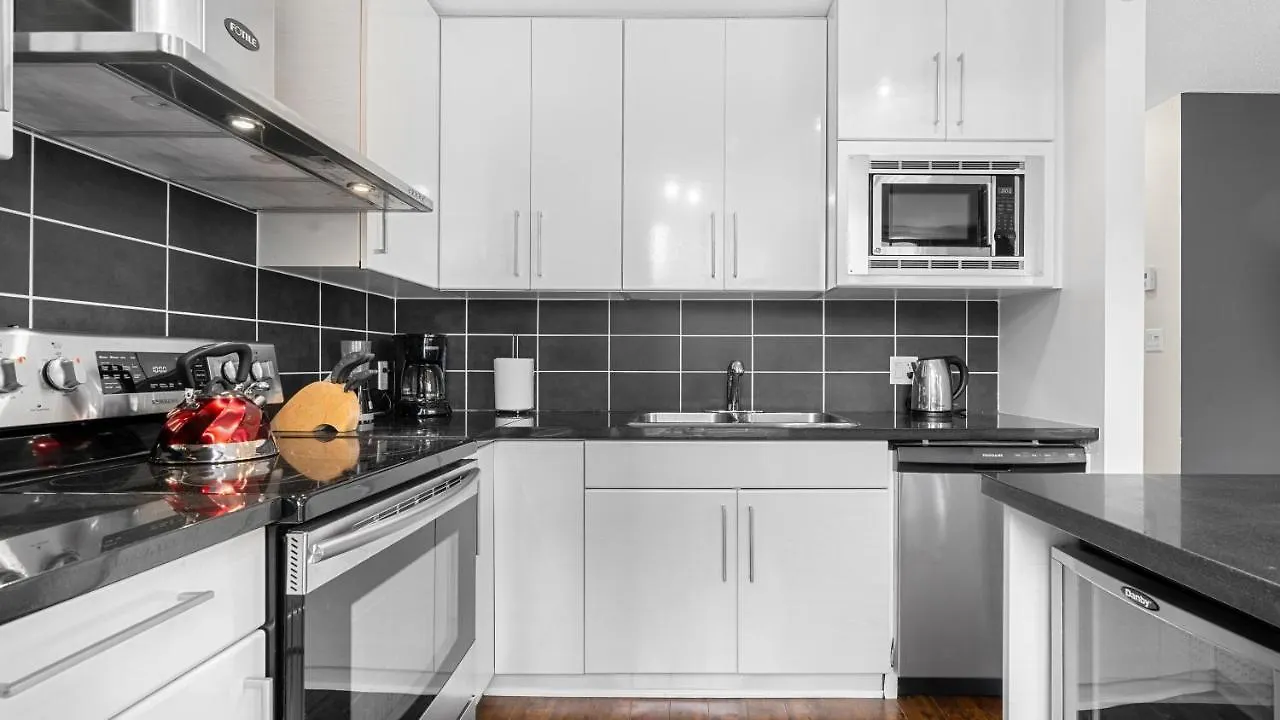 Apartment El Tesoro In The Heart Of Van W/ Air Con, Pool, And Free Parking Vancouver Canada