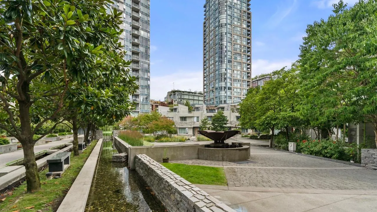 El Tesoro In The Heart Of Van W/ Air Con, Pool, And Free Parking Vancouver Apartment