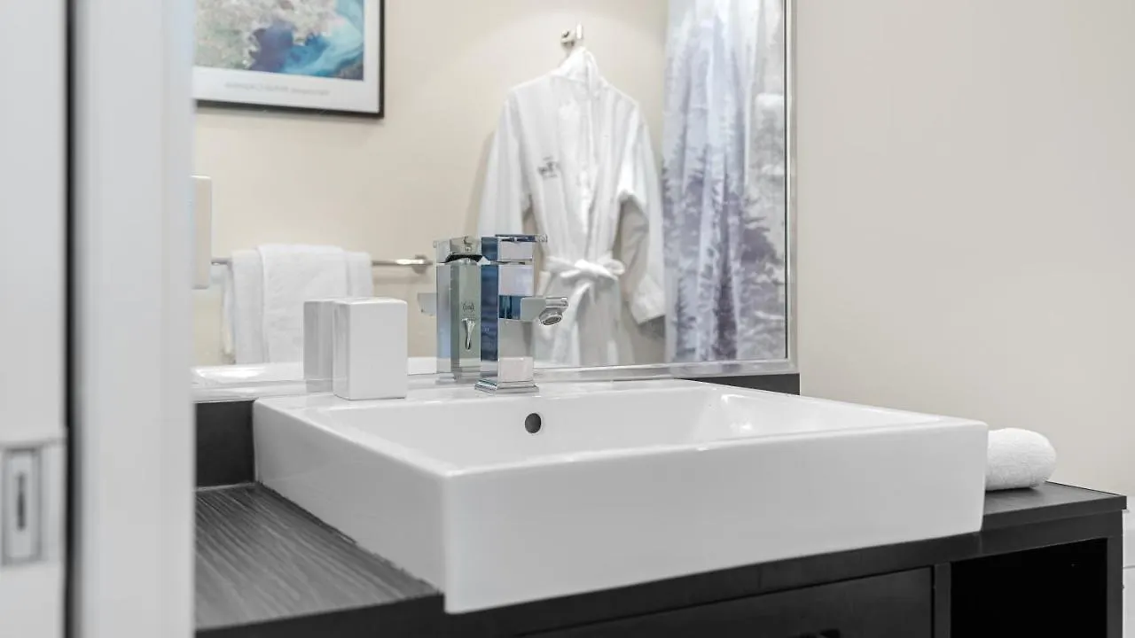 El Tesoro In The Heart Of Van W/ Air Con, Pool, And Free Parking Vancouver