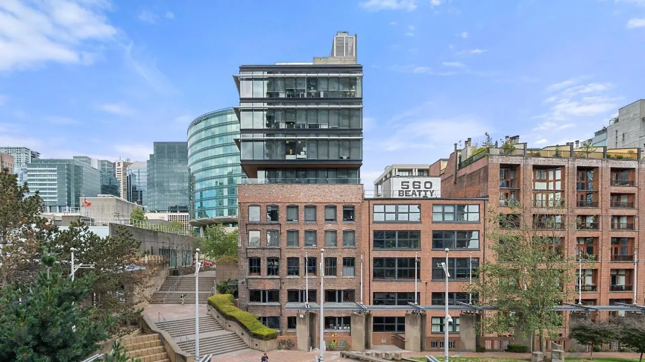 El Tesoro In The Heart Of Van W/ Air Con, Pool, And Free Parking Vancouver Apartment