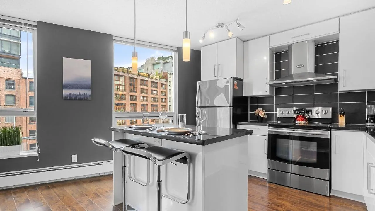 El Tesoro In The Heart Of Van W/ Air Con, Pool, And Free Parking Vancouver Apartment
