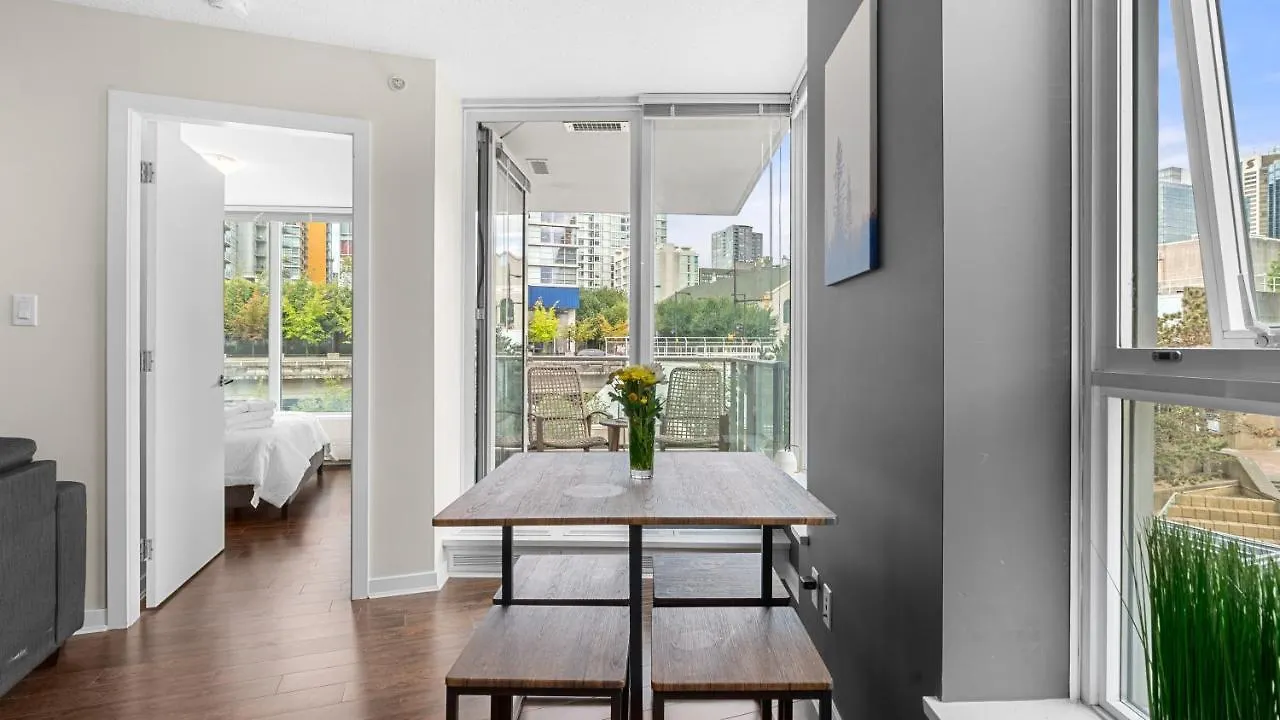 El Tesoro In The Heart Of Van W/ Air Con, Pool, And Free Parking Vancouver
