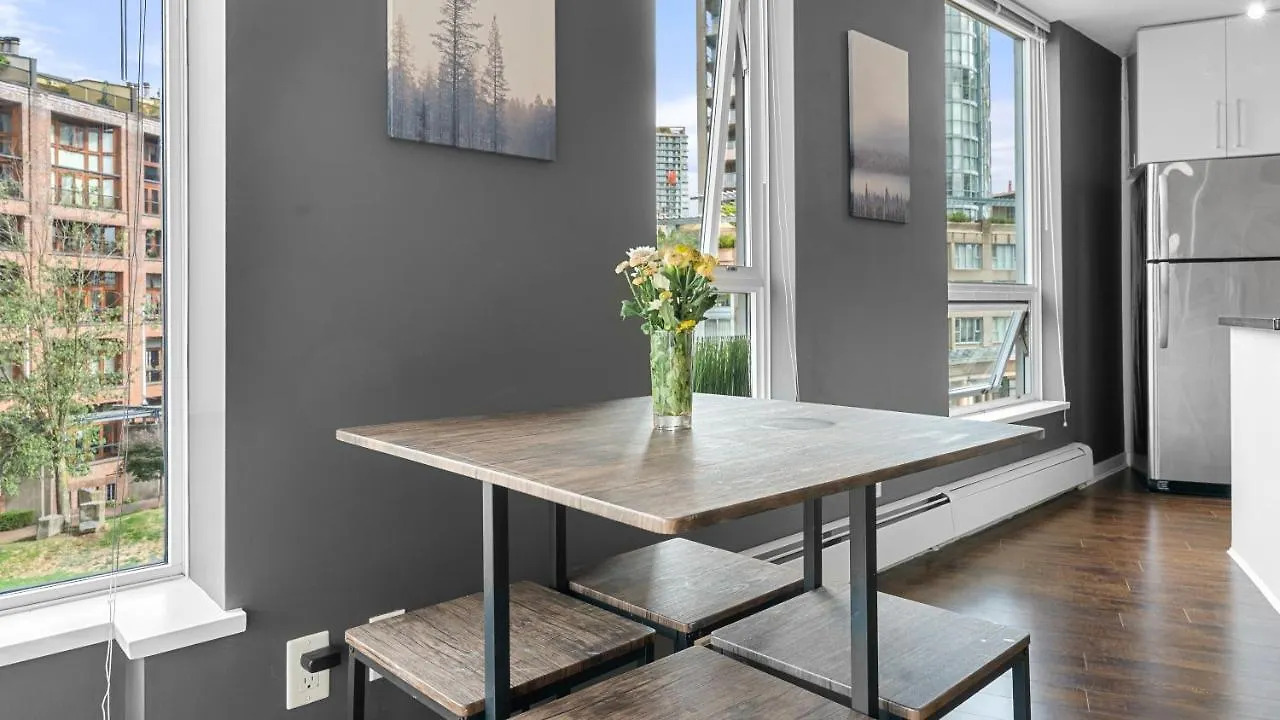 El Tesoro In The Heart Of Van W/ Air Con, Pool, And Free Parking Vancouver